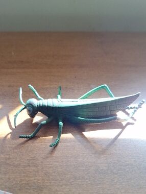 Green Decorative Grasshopper Figurine for Reptile Enclosures - Brand: